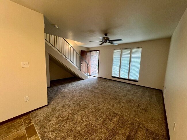Foto del edificio - PENDING APPLICATION; 2-Story Townhome - W/...