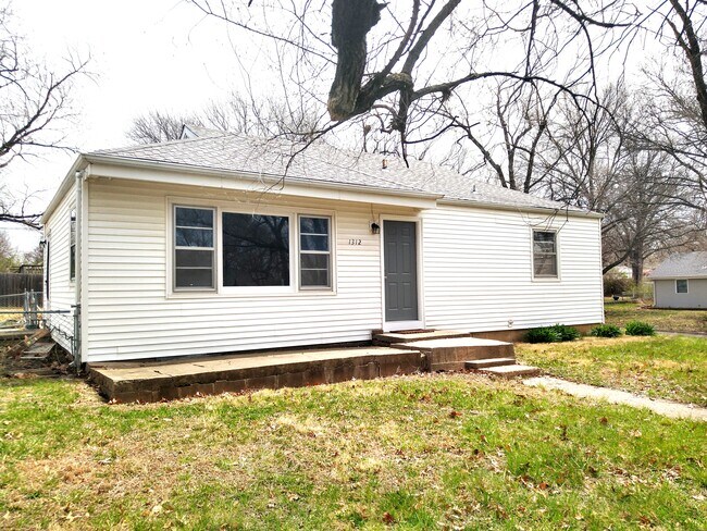 Building Photo - 1312 SW Glendale Dr