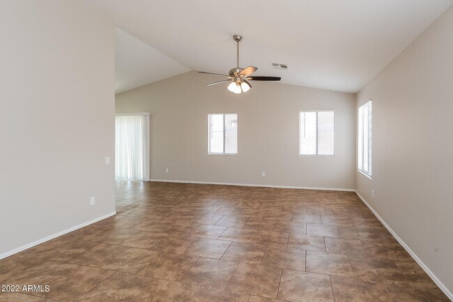 Foto del edificio - 609 S Weaver Dr