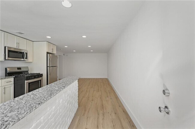 Foto del edificio - 880 St Charles Ave NE