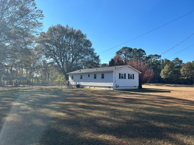Building Photo - Beautiful 3 bedroom, 1.5 bathroom home on ...