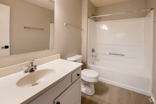 2 habitaciones, 2 baños - 975 pies cuadrados - Baño principal - Biscayne Apartments