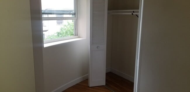 Building Photo - 1 Bed 1 Bath available 7-1 no broker fee