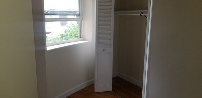 Foto del edificio - 1 Bed 1 Bath available 7-1 no broker fee