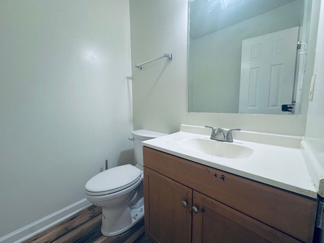 Building Photo - Beautiful Town House, Conveniently located.