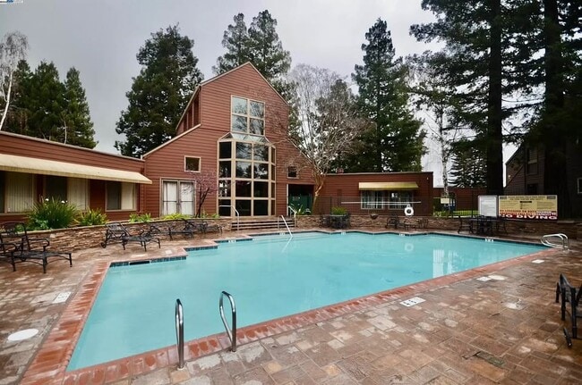 Foto del edificio - 820 Catkin Ct