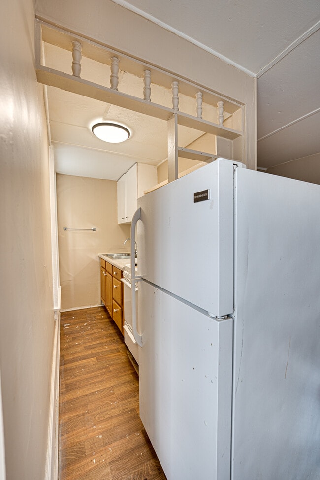 Building Photo - 426 N Lake St