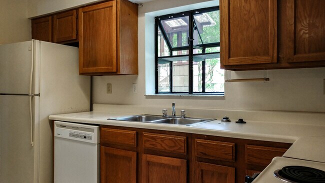 Foto del edificio - Charming 2BR/2.5BA End Unit Townhome with Fenced Backyard in Greenleaf – Pets Welcome!