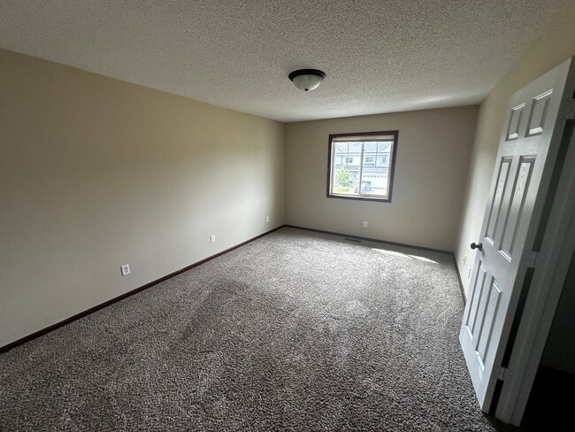 Building Photo - 3 Bed 3 Bath Townhome