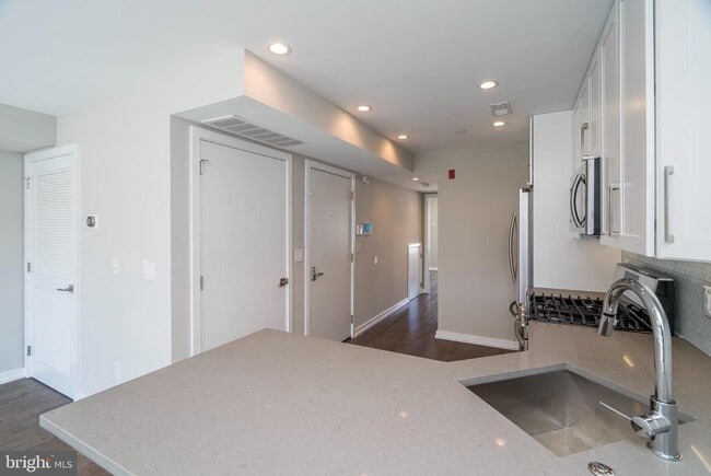 Building Photo - 1432 Clymer St