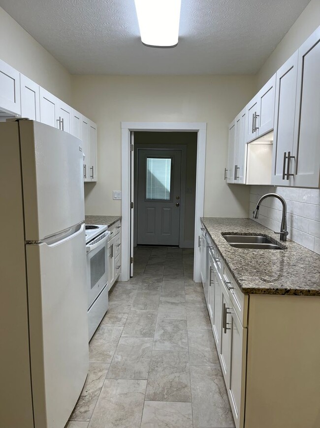 Building Photo - AVAILABLE NOW!! 2 Bed / 2 Bath Townhome in...
