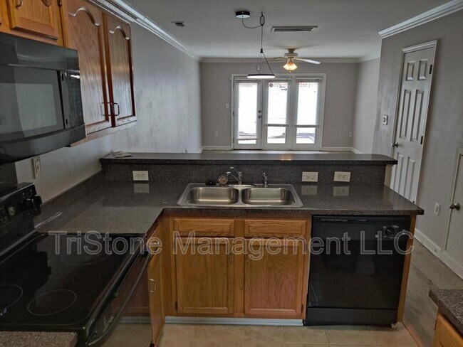 Building Photo - 1210 Green Oaks Ln