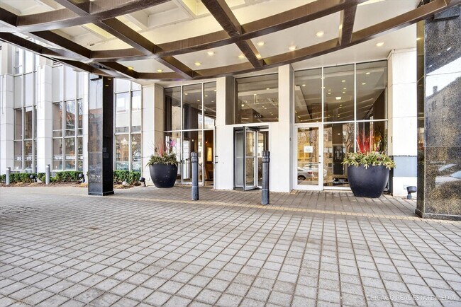 Foto del edificio - 655 W Irving Park Rd