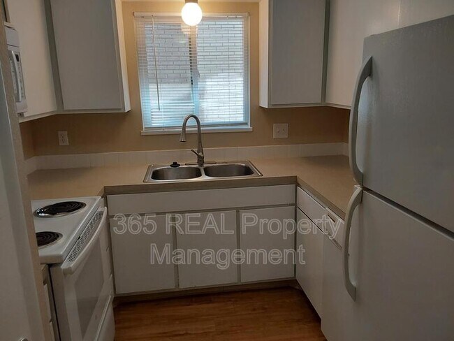 Foto del edificio - 1422 E 16th St