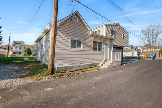 Building Photo - 423 2nd Ave