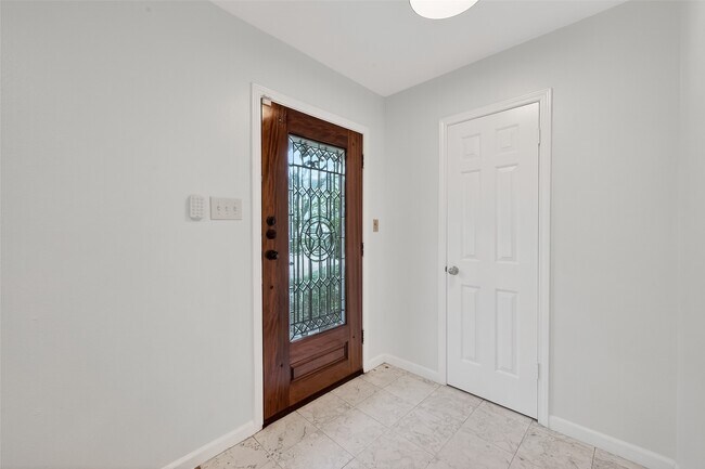 Building Photo - 500 N Post Oak Ln