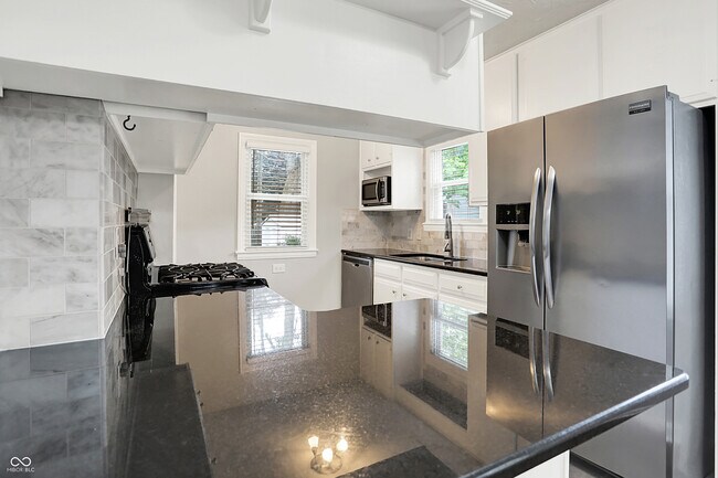 Foto del edificio - 5039 Primrose Ave