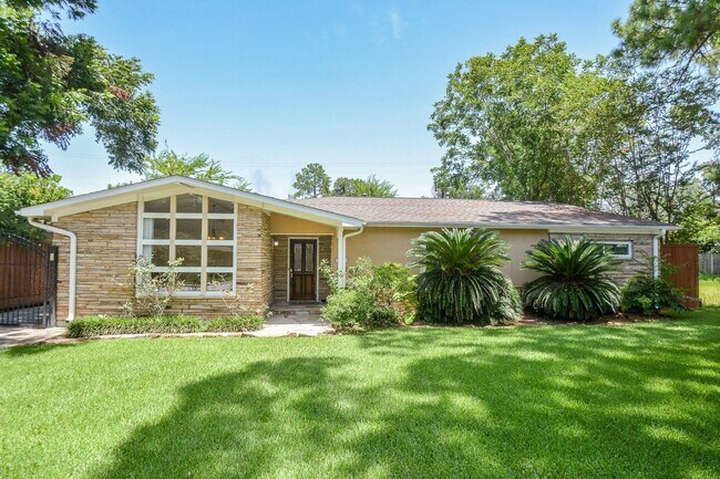 Foto del edificio - 9906 Cedardale Dr