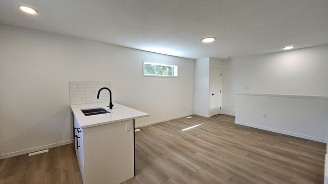 Photo du bâtiment - 11637-11684 84 Street NW