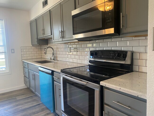 Foto del edificio - 9370 E Girard Ave
