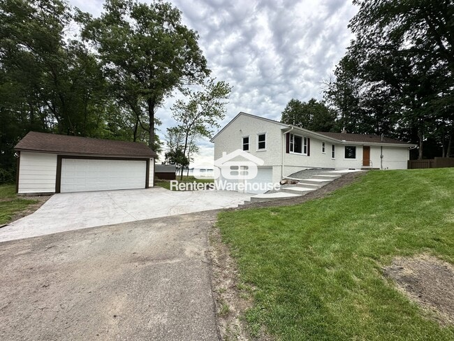 Building Photo - 3311 Interlachen Dr NE
