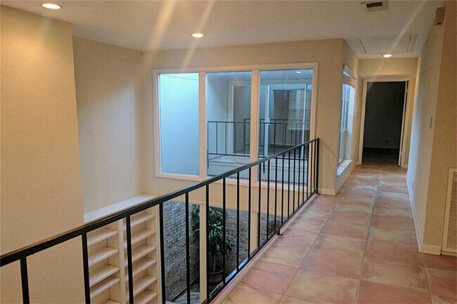 Building Photo - 2323 Augusta Dr