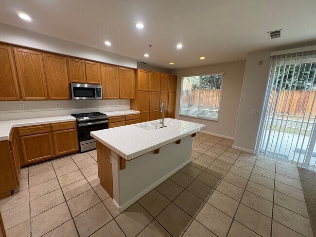 Foto del edificio - Great Two Story Large Bedroom, Bath Downstairs