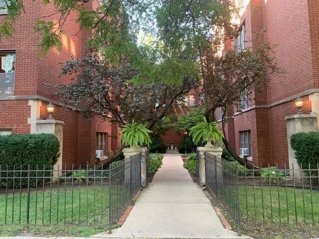Foto del edificio - 1319 W Addison St