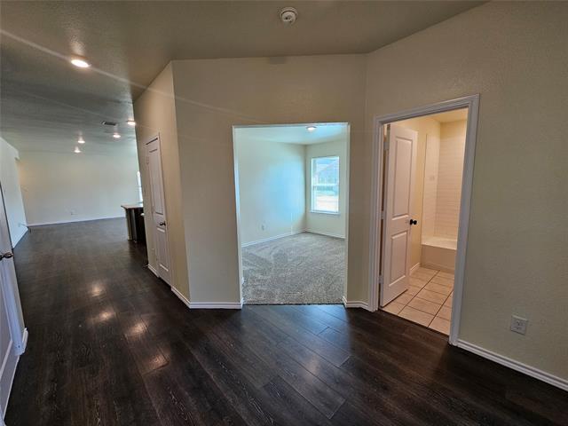 Foto del edificio - 900 Basswood Ln