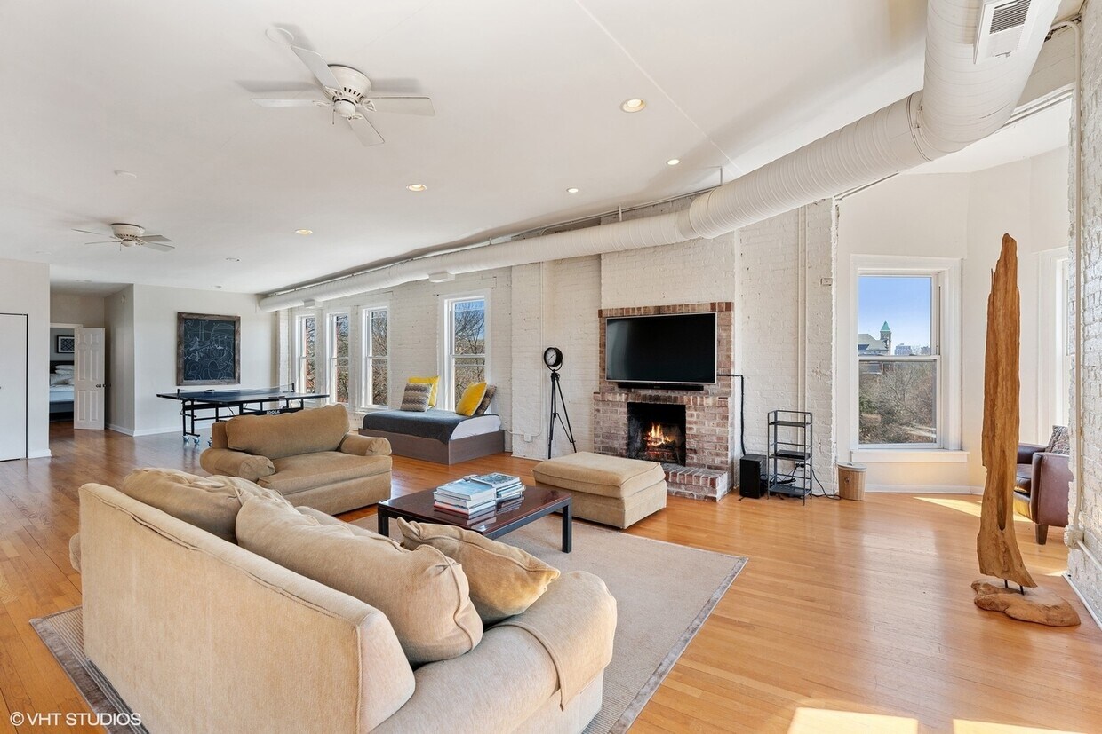 Foto principal - 1200 W Webster Ave