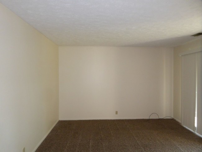 Building Photo - 2 Bedroom Apartment on the Eastside