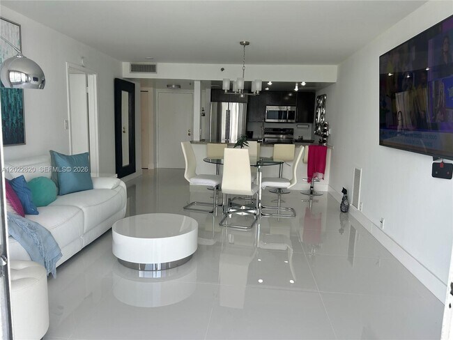 Foto del edificio - 7601 E Treasure Dr