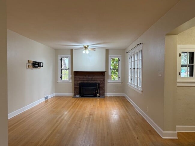Building Photo - House For Lease