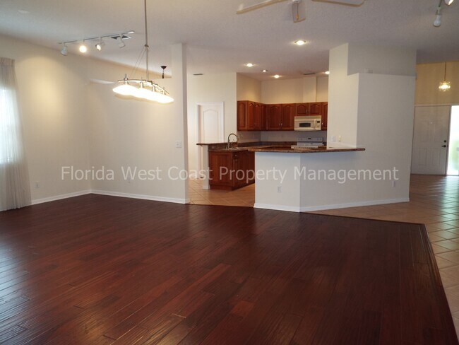 Foto del edificio - SPACIOUS 3 BEDROOM/2 BATH LOCATED NEAR UNI...