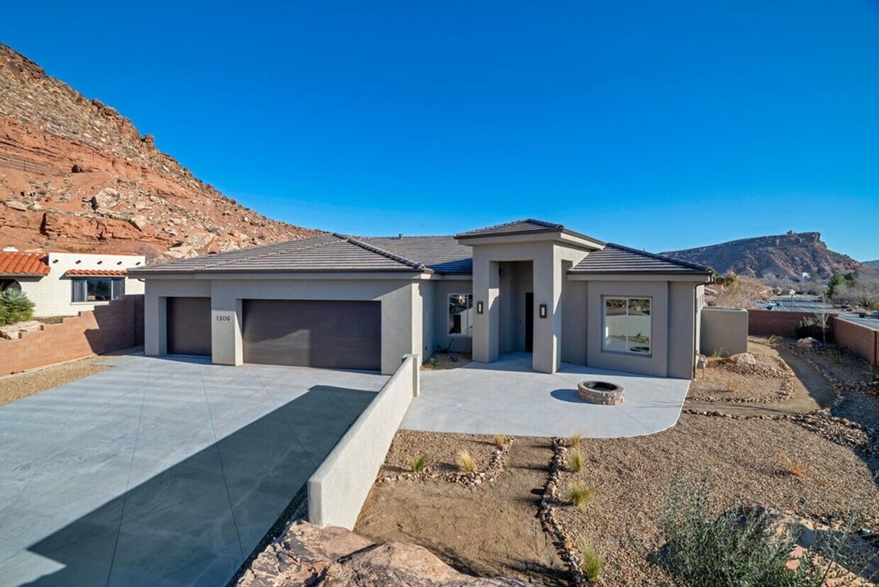 Foto principal - 4 Bedroom home on elevated Bloomington lot...