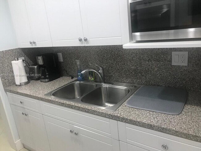 Foto del edificio - 7921 Abbott Ave