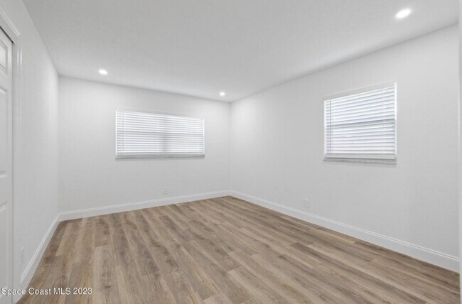 Building Photo - 415 N Shore Dr