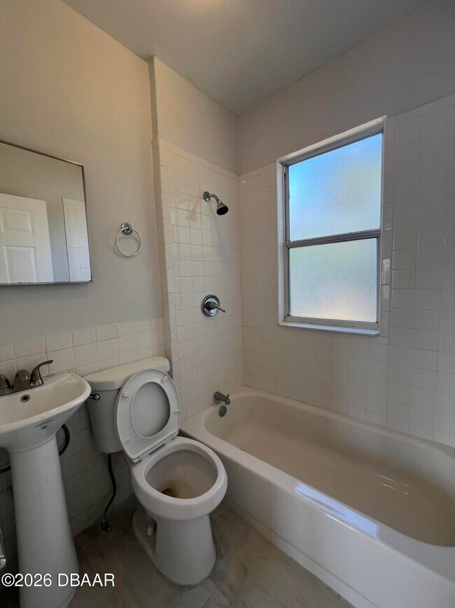 Foto del edificio - 209 Taylor Ave