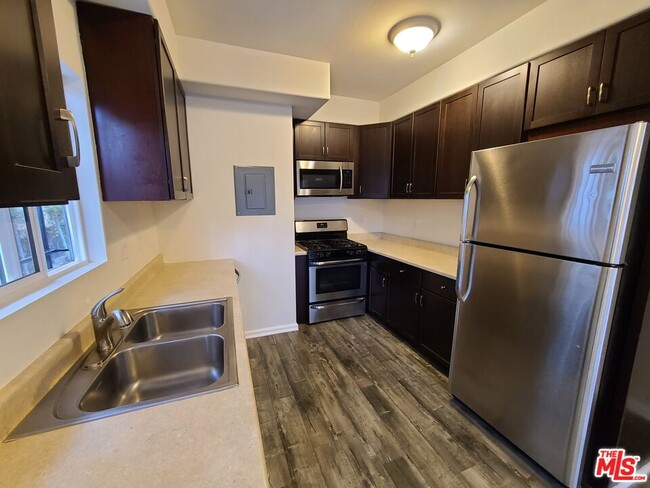 Foto del edificio - 7117 Hawthorn Ave