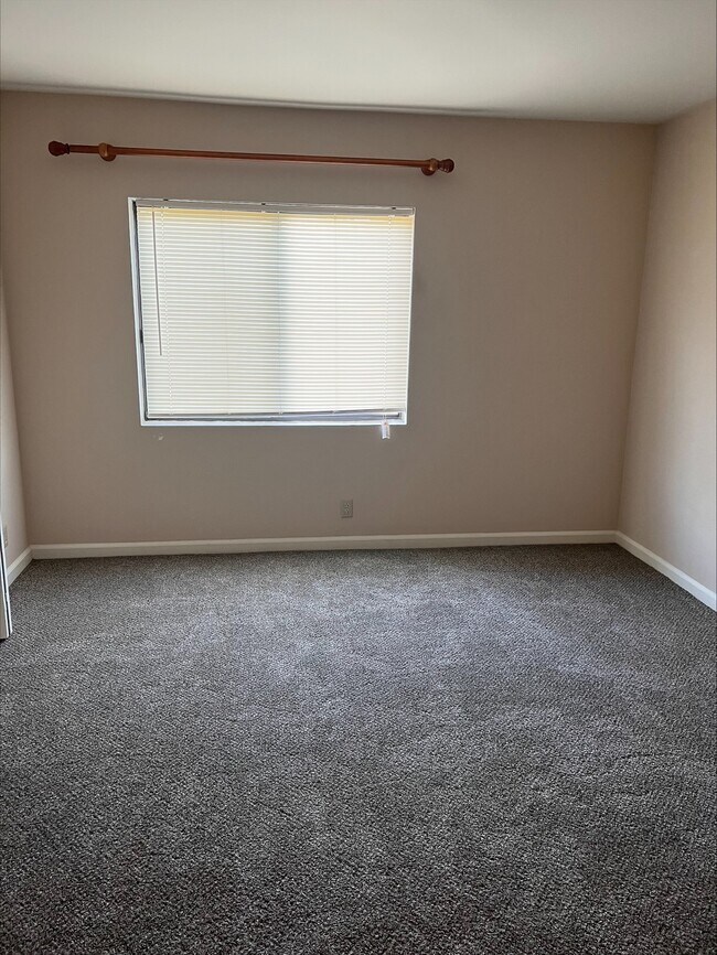 Building Photo - 135 Hicks Rd