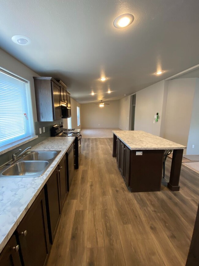 Building Photo - Beautiful 3-Bedroom in Pilot Rock!