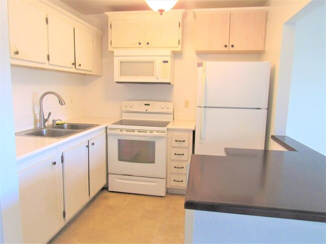 Building Photo - 600 Village Green Ct