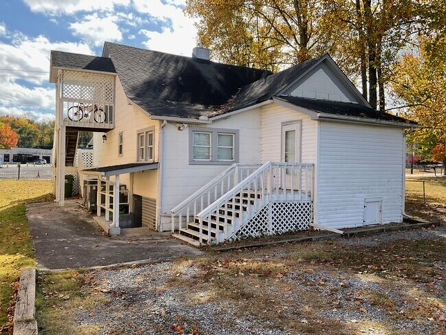Foto del edificio - Maryville 37804 - 3 bedroom, 1 bath duplex - Contact Tim Tipton 865-806-7255