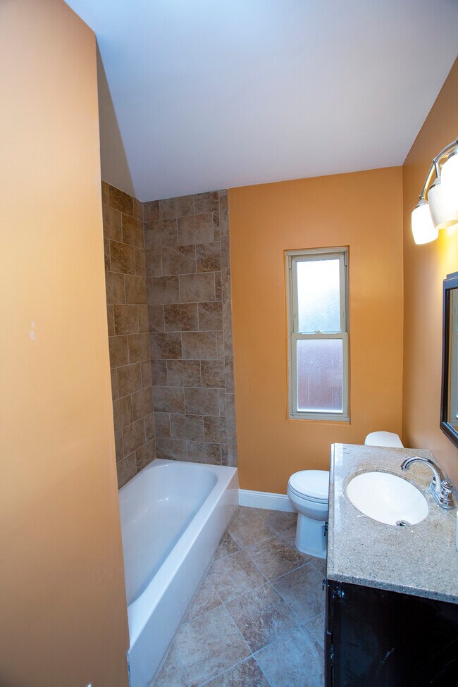 BATH - 18115 Roselawn St