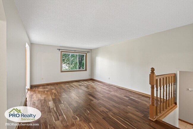 Foto del edificio - 4 Bedroom Home in Maple Grove