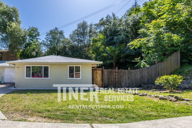 Foto del edificio - Charming Old Fair Oaks Duplex!