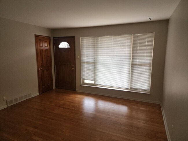 Building Photo - Gorgeous 3 Bedroom 1.5 Bath available in a...