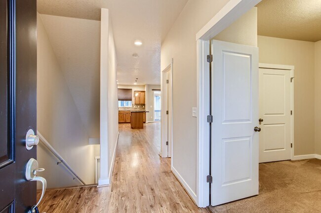 Building Photo - Beautiful Home With Balcony and Great Location!