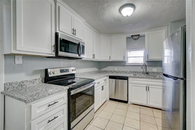 Building Photo - 2119 Hardin Dr