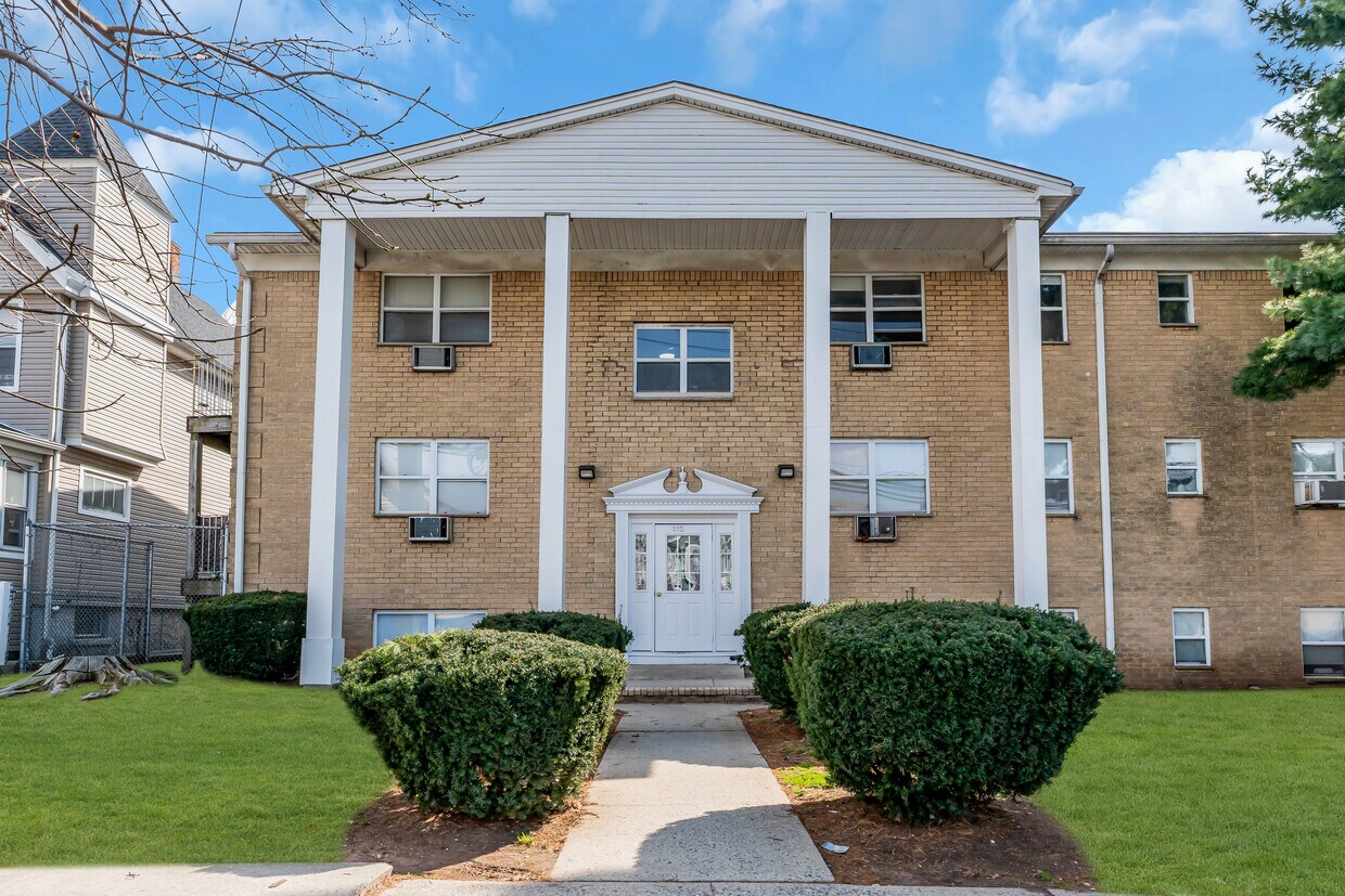 Building Photo - Chilton Manor